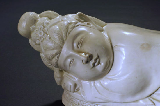 宋代定窑美人枕(局部)