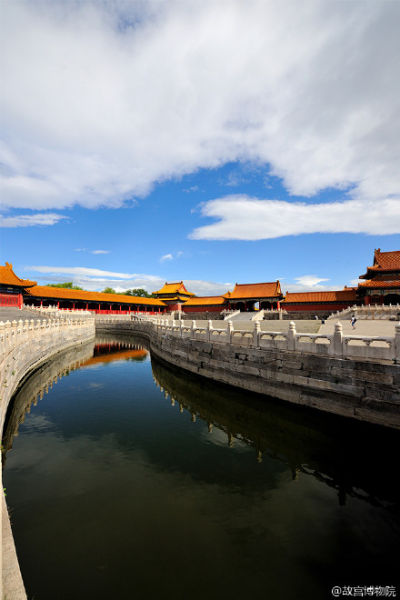 图片</p>

<p>　　故宫方面表示，在进入暑期高峰后，游客达到限流人数80%时，会进行预警。今年11月故宫进入淡季后，将对通过网络预购门票的观众实行半价优惠。</p>

<p><strong>　　电子屏“直播”余票数量</strong></p>

<p>　　“今日余票61061张”，昨日上午10时，午门广场西侧售票厅前的三块电子屏幕上，实时更新着余票数量。同时广播提醒游客，限流方案已经生效，超过8万人将停止售票。</p>

<p>　　当天故宫还启动限制预案：现场售票提前10分钟开始，售票窗口由20个增开至30个，并开设两个综合服务窗口。“散客需持身份证件在售票窗口购票”，该负责人说，没有携带身份证或预约票需补差价的游客，可到综合服务窗口核实身份、补齐差价后，凭票入内。</p>

<p>　　同时，故宫增派了75位维持秩序的人员，并在端门和东西阙门设置横竖两条“警戒线”，分别安排22名和25名“劝导员”，为不明情况的观众讲解政策，将没带有效证件的观众引导至综合服务窗口。</p>

<p>　　据故宫统计，截至昨日止票时间，售票49960张，其中42367张在现场售出。网络预售占售票总数15%，共7593人，其中有散客1991人，旅行社5602人。</p>

<p><strong>　　网络售票为平时7倍</strong></p>

<p>　　“总体来说还不错，基本达到了预期效果”，对于限流首日的情况，故宫博物院院长单霁翔表示，游客将能获得更舒适的参观体验，能够有时间更加深入细致地了解故宫。</p>

<p>　　据统计，限流首日故宫网络预售票7593张，是平时的7倍多。单霁翔说，故宫目前要求团队必须网上预约，以便错开高峰安排参观时间，更有效地调控参观人数。散客如果先通过网络预购，再持身份证检票参观，则能节省很多时间。</p>

<p>　　“希望未来网络预售比例能更高”，单霁翔透露，故宫在今年11月淡季，还将推行网络预订门票半价等措施，引导培养观众的网络预约习惯。他希望，未来能实现网络、现场购票“对半开”。</p>

<p><strong>　　■ 追问</strong></p>

<p><strong> </strong></p>

<p><strong>　　实名制售票 如何控制购票时间？</strong></p>

<p><strong> </strong></p>

<p><strong>　　身份证验证后即可出票；目标“3分钟内买到票”</strong></p>

<p>　　推行实名制售票后，如何控制现场购票等待时间，是考验故宫的一大难题。昨日上午，新京报记者在故宫售票窗口看到，各窗口排队购票人数均有二三十人，售票工作人员将购票人身份证放在识别仪上读取信息，验证当日未购票后，即会为观众出票。</p>

<p>　　“我们的目标是3分钟之内能买到票。”单霁翔说，经他昨日观察，购票隔离栏杆内排队的观众，等待时间基本可控制在较短时间内，到了人流高峰时间，则会拉起临时隔离带保证购票秩序，并增开售票窗口，以及综合服务窗口，减少排队时间。</p>

<p><strong>　　8万人限流 游客超八成如何预警？</strong></p>

<p><strong> </strong></p>

<p><strong>　　多方联动疏散客流；7月7日前后或首次实施限流</strong></p>

<p>　　单霁翔介绍，一旦故宫客流量超过8万人的80%，也就是6.4万人时，故宫方面就会启动预警，提示观众人数将达临界点，提前疏散客流。届时会与天安门管委会和东城区相关部门联合，从观众进入天安门广场区域后，就实时提醒余票人数，特别是在端门区域加强提示和管理力度。</p>

<p>　　单霁翔估计，今年7月7日可能会迎来首个启动限流止票方案的日子。他同时表示，尽管会启动限流，但是所有进入午门广场的观众，都会买到票，“不会让大家白排队”。　(记者黄颖)</p>

<p>&nbsp;</p>
<!-- publish_helper_end -->
                 

					<div class=