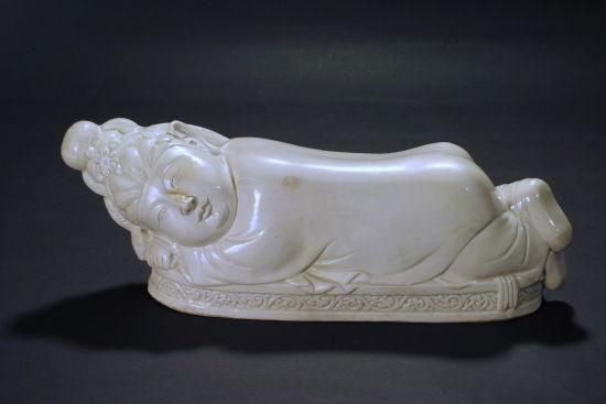 　　定窑“美人枕”拍出3亿元