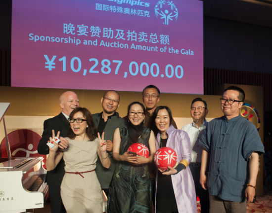 众多艺术家和慈善爱心人士合影