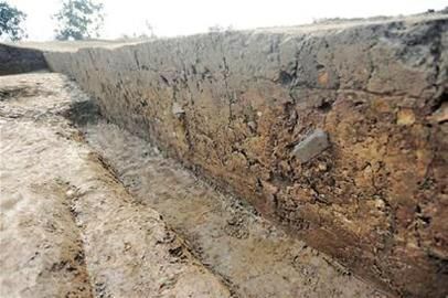 这次考古发掘出的疑似北城墙的剖面。(华西都市报记者唐金龙摄影报道)