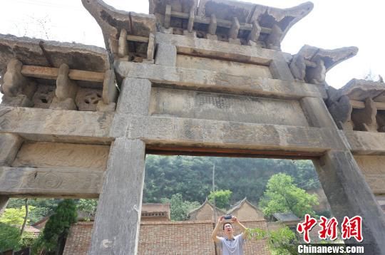 建于清光绪十年（1884年）的“康氏节孝坊”。　杨正华　摄