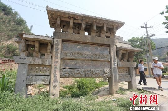 建于清道光三十年（1850年）的“孟氏节孝坊”。　杨正华　摄