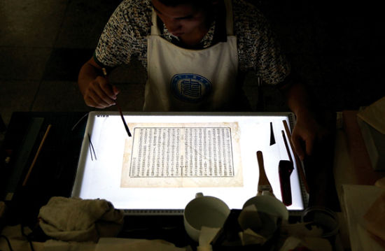 让古籍重生：探访古籍修复 