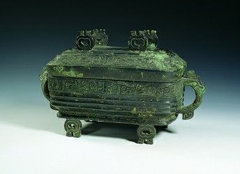 图片说明:范季融、胡盈莹夫妇捐赠的晋侯对盨（盨音xǔ,是汉族在古代盛食物的铜器）
