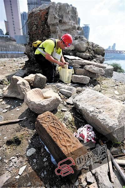 城墙填充物中清理出来的汉代墓砖。