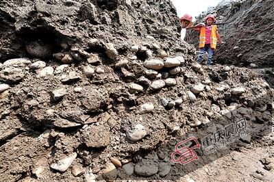 古城墙体内，使用鹅卵石进行填充。