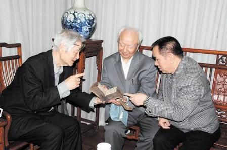 黄彬荣（右一）的古药书收藏，受到了中国医药界相关专家的关注。