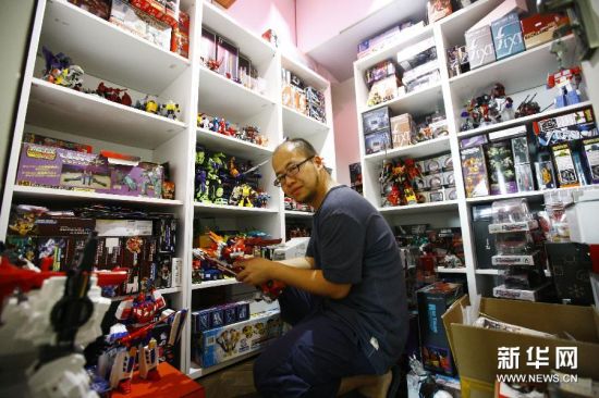 向旻在自己的变形金刚收藏室里。