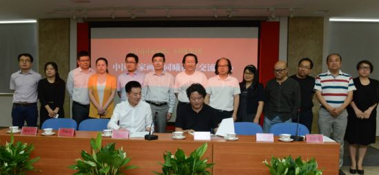 中国国家画院副院长张江舟与同曦集团董事长陈广川签订合作协议