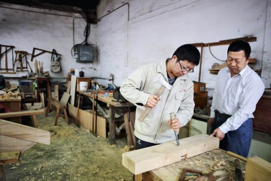 　　第三代工匠正在向第四代学员传授木工技艺
