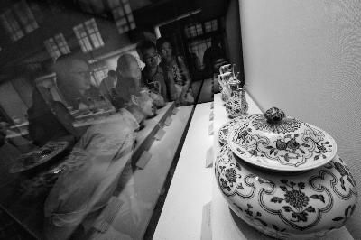 故宫展出500年前残次品 曾被工匠砸碎销毁