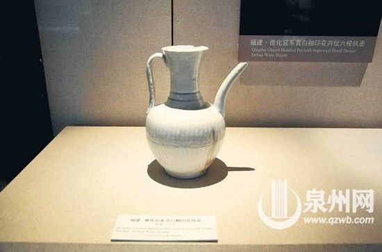 青白釉印花执壶 (寇婉琼 摄)