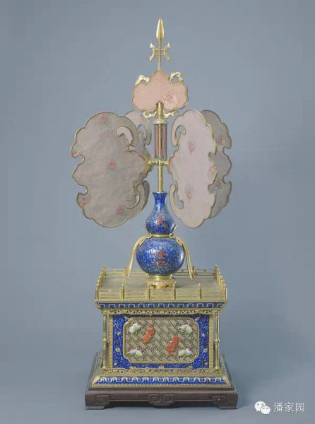 　　铜镀金珐琅五蝠风扇，故宫博物院藏