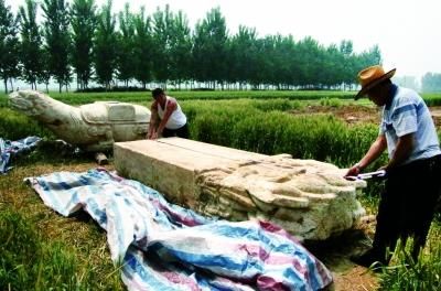 　村民正在测量石碑的尺寸　　摄/法制晚报记者 董振杰