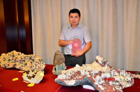 　(收藏家张军展示拍卖到的珍贵宝物。)