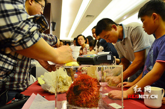 (拍卖会现场交易火爆。)