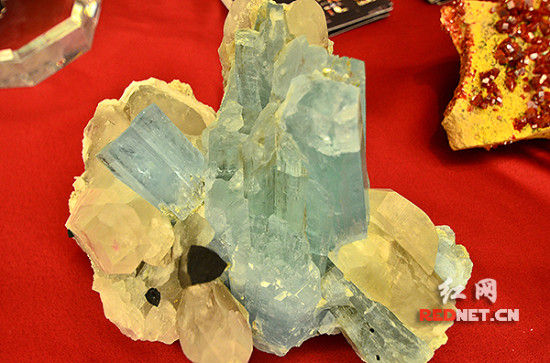 (收藏家张军拍卖到的产自巴西的海蓝宝、水晶、黑色电气石共生体。)