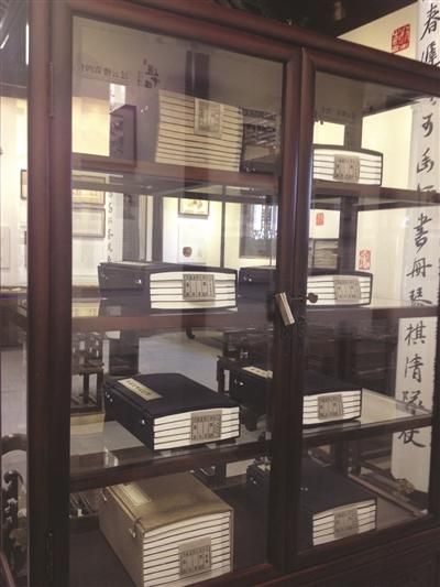 过云楼内陈列的藏书。