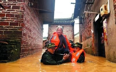湖南永州千年古村遭水淹 部分村民被洪水围困