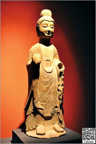 露出深邃微笑的青州佛教造像。