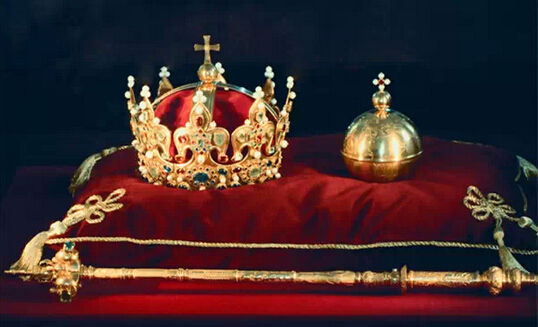 　　欧洲皇室王冠上的珍贵的彩色宝石