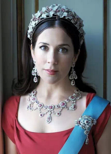 　　瑞典：DESIREE王后红宝石王冠