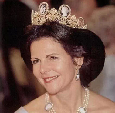 　　瑞典约瑟芬王后贝雕王冠