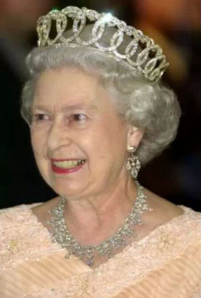 　　拆卸掉珍珠和宝石的俄罗斯公爵夫人王冠