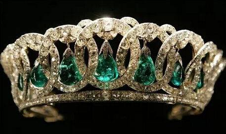 　　伊丽莎白二世女王将珍珠换成绿宝石