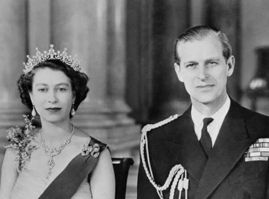 　　伊丽莎白二世结婚时戴着这顶王冠