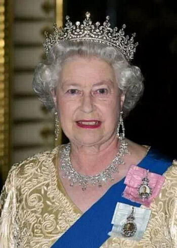 　　这个王冠是女王的母亲送给她的礼物