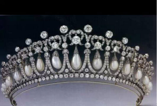 　　戴安娜王妃在1981年得到了这顶王冠