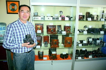 高侃和他收藏的经典相机。记者 王僖 摄 