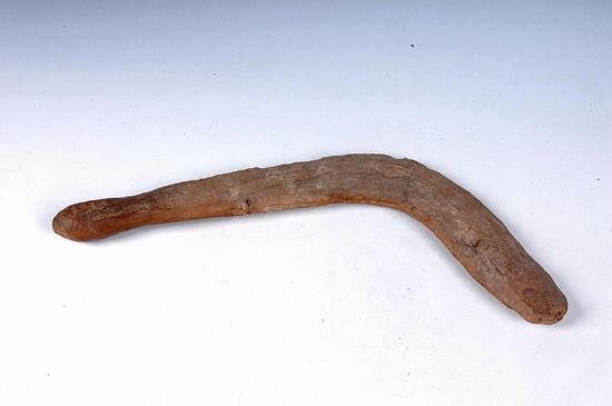 哈密五堡墓葬里发掘出土的飞去来器。