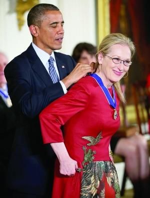奥巴马授予斯特里普自由勋章
