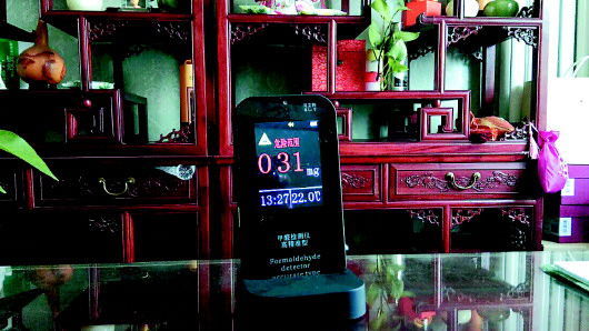杜先生自购的甲醛检测仪显示,书房内甲醛含量严重超标。