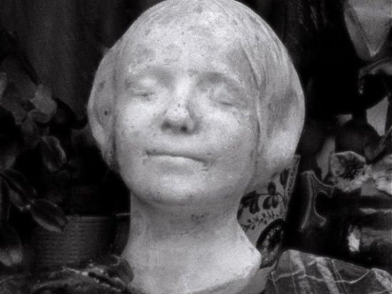 塞纳河畔无名少女的死亡面具：世界上第一个心脏复苏模型就是模仿她的……
