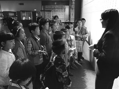 老师耐心为孩子们讲解。