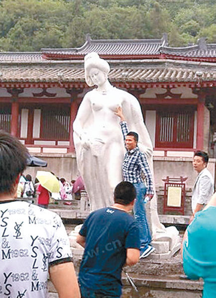 　　五一小长假，陕西西安华清池杨贵妃雕像被游客“非礼”。