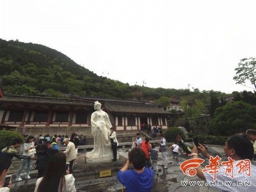 　　贵妃惨遭“袭胸”