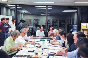 郭同庆（中坐者左一）在东京中国文化中心主讲的书法讲座现场