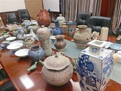 贾咏龙收藏的宝贝摆满整个房间