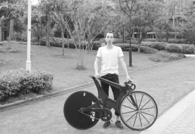 　叶森和他手工打造的自行车 本人提供 　