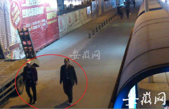 路面监控拍下两男子的行踪。（警方供图）