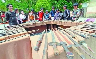 民俗节上展出的这批民间流传的兵器全部从农户和藏家手上收集而来。