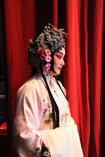 　　刘桂娟头戴12万羽毛头冠照片