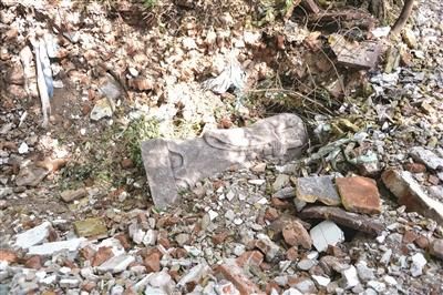 垃圾堆里发现的文臣石刻