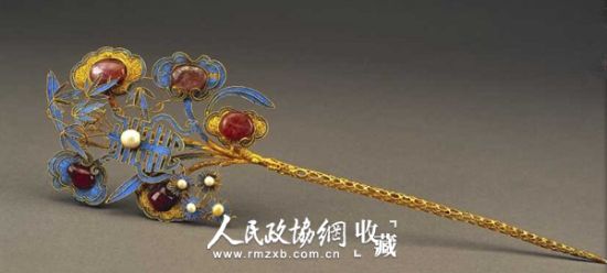 金镶珠石点翠簪，清，长24cm，最宽7.5cm。故宫博物院旧藏