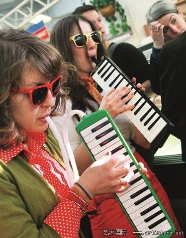  [f1f445996996205a39ec811b32ff4aed.jpg] 2011年Performa行为艺术作品之一《完美生活曼哈顿》